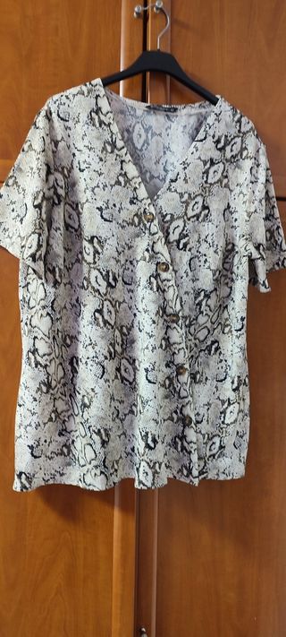 Blusa, pone talla M pero es grande como una 42/44