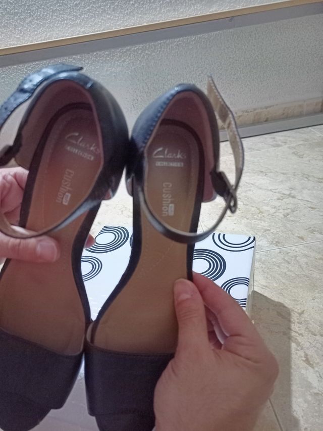 Sandalias negras de suela plana