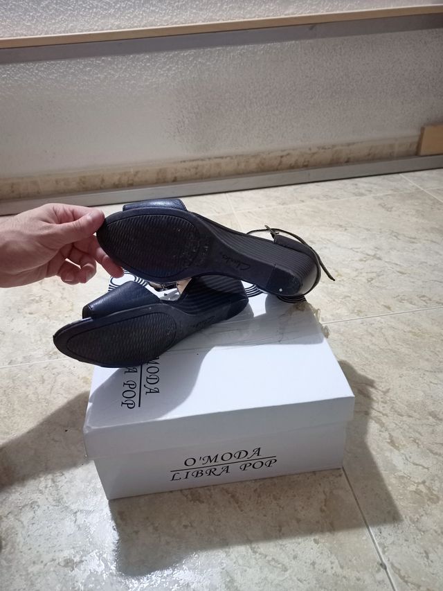 Sandalias negras de suela plana