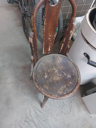 Silla antigua de madera