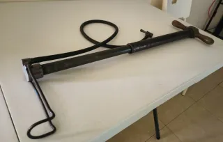 Antigua bomba de inflado, con mango de madera.
