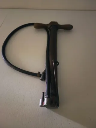 Antigua bomba de inflado, con mango de madera.