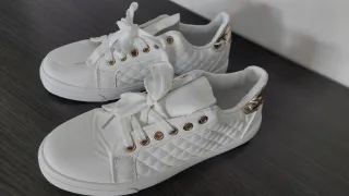 Zapatillas blancas con detalles dorados