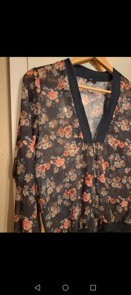 Cárdigan floral negro con cremallera