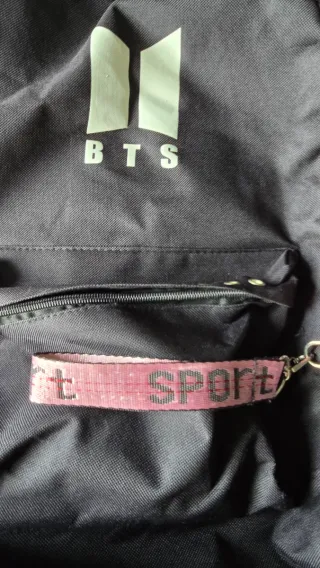 Mochila BTS Negra con Llavero Rosa