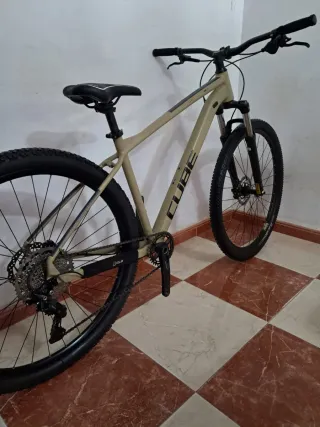 Bicicleta Cube 29" muy ligera MTB