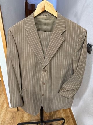 Traje de hombre a rayas beige