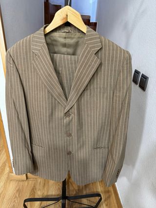Traje de hombre a rayas beige