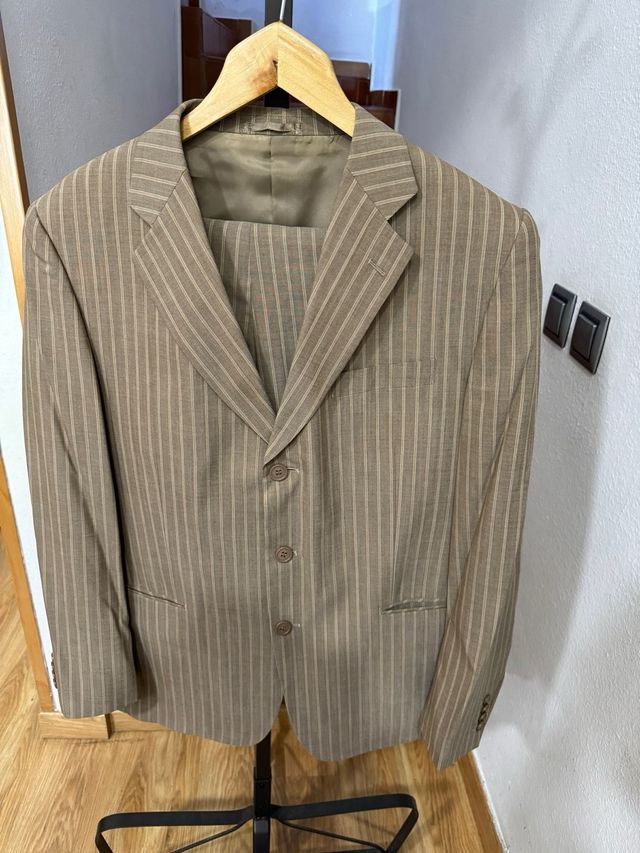 Traje de hombre a rayas beige.