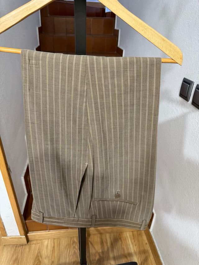 Traje de hombre a rayas beige.