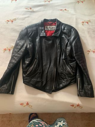 Cazadora de cuero negra