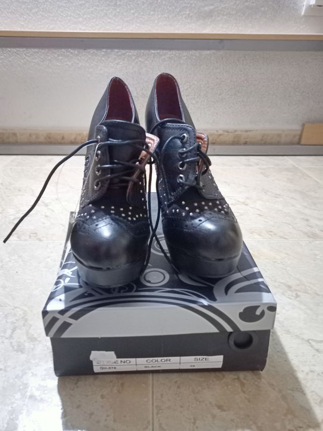 Zapatos de tacón negros con cordones