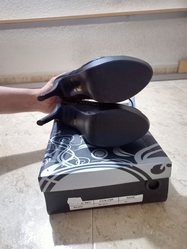 Zapatos de tacón negros con cordones