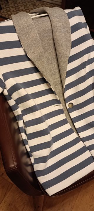 Blazer chaqueta tipo neopreno con bolsillos latera