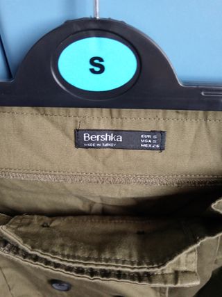 Gonna Bershka verde oliva con bottoni