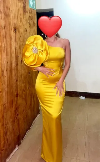 Vestido fiesta amarillo flor un hombro