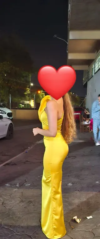 Vestido fiesta amarillo flor un hombro