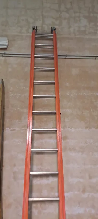 Escalera naranja de aluminio