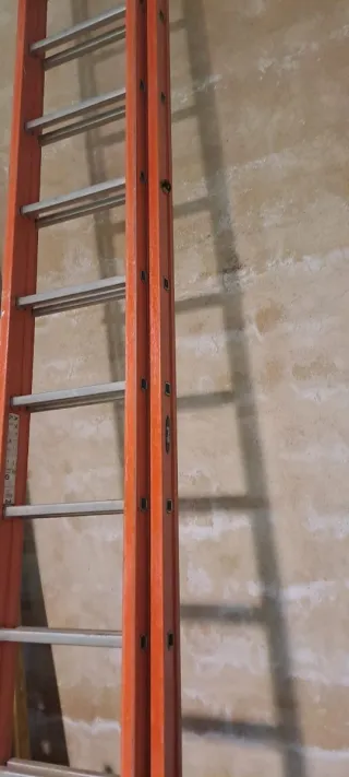 Escalera naranja de aluminio