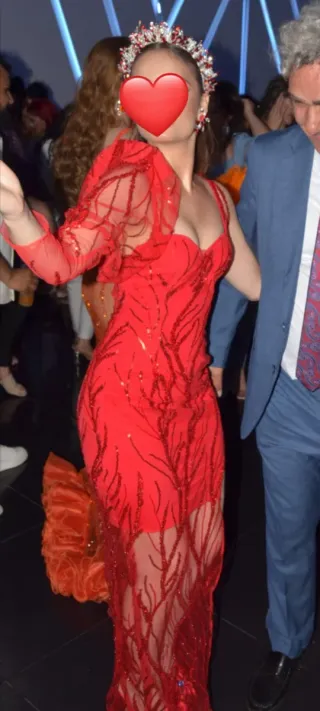 Vestido de fiesta rojo con pedrería
