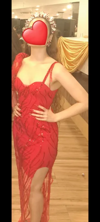 Vestido de fiesta rojo con pedrería