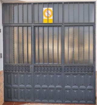 Puerta de garaje con cristales
