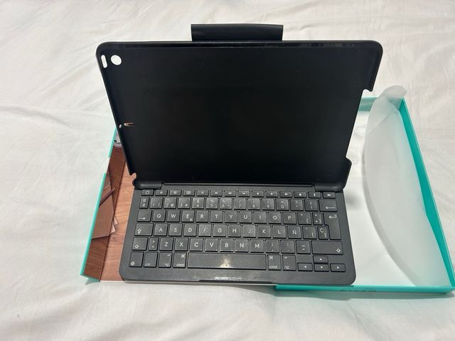 Funda Logitech Slim Folio iPad 7ª Gen