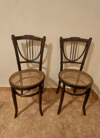Sillas de madera con asiento de ratán (2 unidades)