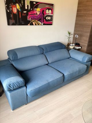 Sofá azul recién tapizado