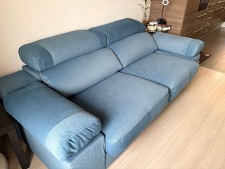 Sofá azul recién tapizado