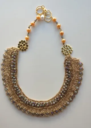 Collar gargantilla tejida a mano oro y gris