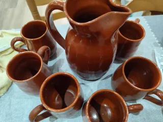 Jarra y vasos de arcilla marrón