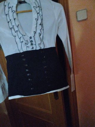 Camisa blanca con corsé negro