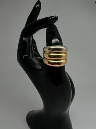 Anillo de oro combinado de 18k. Peso: 8.24 gr