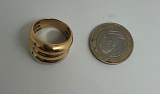 Anillo de oro combinado de 18k. Peso: 8.24 gr