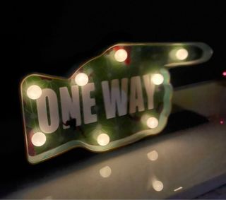 Letrero ONE WAY con luces