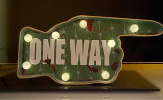 Letrero ONE WAY con luces