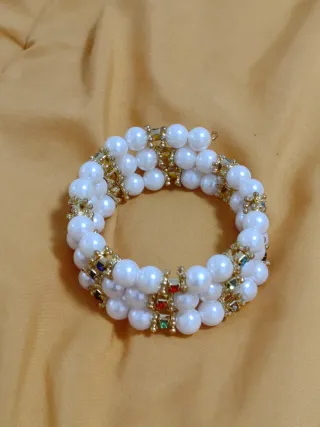 Pulsera de perlas 
Tres anillos 
Pendientes 