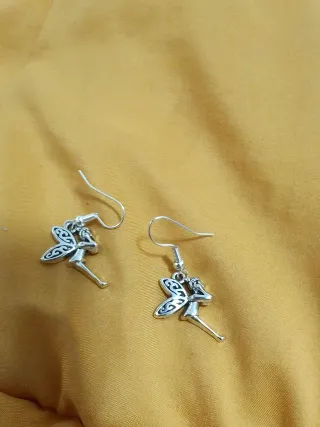Pulsera de perlas 
Tres anillos 
Pendientes 