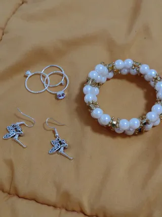 Pulsera de perlas 
Tres anillos 
Pendientes 
