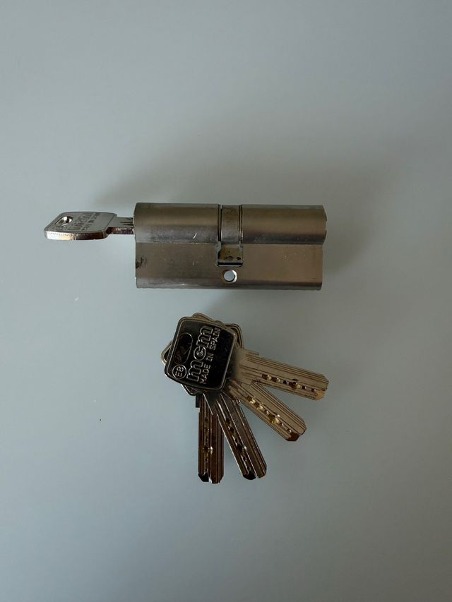 Cilindro de seguridad MCM con sus 5 llaves