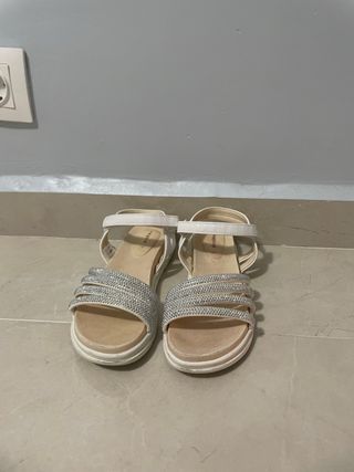 Sandalias Mayoral blancas con brillantes 