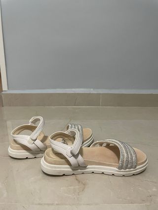 Sandalias Mayoral blancas con brillantes 