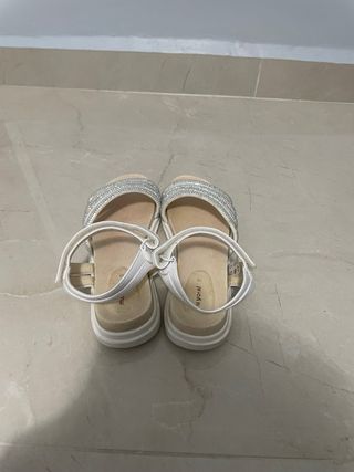 Sandalias Mayoral blancas con brillantes 