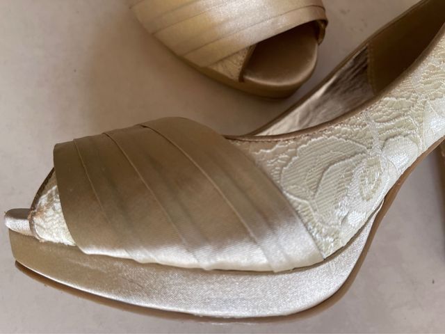 Zapatos de fiesta beige/dorados Talla 40