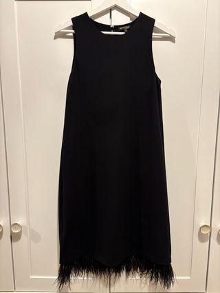 Vestido Massimo Dutti negro con plumas