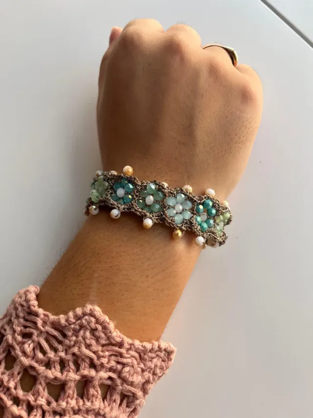 Pulsera artesanal con cuentas