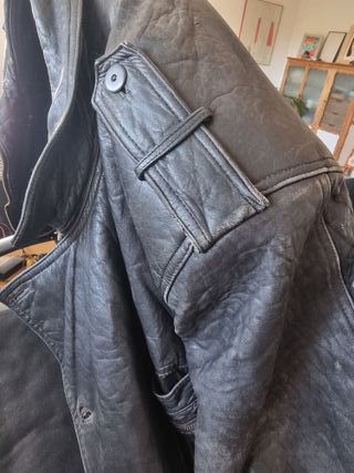 Cazadora de piel negra