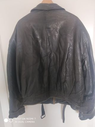 Cazadora de piel negra