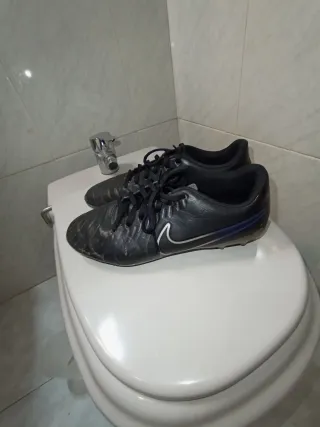 Zapatillas de fútbol Nike negras y azules